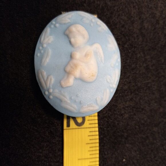 Sitting Guardian Angel Ceramic Cameo - Picture 3 of 4